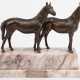 Figurengruppe "Zwei stehende Pferde", Metallguß bronziert, auf gestuftem Marmorsockel Plakette "...Hochsprung I. Preis 1932", ges. 21,5x30x14 cm - photo 1