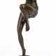 Bronze-Figur "Art-Deco-Tänzerin ", Nachguß, braun patiniert, auf Sockel bez. "F. Paris", Gießerplakette "BB", auf rundem schwarzem Steinsockel, Ges.-H. 38 cm - фото 1