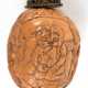Snuff-Bottle, Asien, in Form einer Walnuß mit erotischen Darstellungen, mit Riß und repariert, verzierter Metallstopfen mit Löffelchen, L. 6 cm - Foto 1
