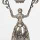 Brautbecher, Silber (geprüft), in Form einer Frau im bodenlangen, reliefierten Kleid, in den erhobenen Händen 2 Schlangen haltend als Halterung für beweglichen Becher, 98 g, H. 10 cm - photo 1