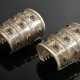 Paar Tekke Turkmenen Armbänder oder Manschetten "Bilezik", konisch verlaufend mit je 3 Ornamentfriesen und 12 Karneol Navettes, Metall partiell vergoldet, Altersspuren (TT52) - фото 1