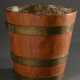 Englischer Holz Weinkühler mit Messingreifen, Boden durchbohrt zum Ablauf von Kondenswasser, 19.Jh., H. 23cm, Ø 23,5cm - фото 1