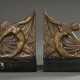 Paar Messing Art Deco Buchstützen „Tänzerinnen“ auf schwarzem Marmorsockel, je sign. "Kovars z", num. 8183/8184, am Boden bez. "France", 17,4/19,9x15x7,5cm, Sockel best., durchgeputzt - photo 1
