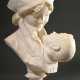 Marmor Skulptur "Mutter und Kind", auf rundem Sockel (Büste darauf drehbar), verso monogr./dat./bez., wohl Italien, H. 52,5cm, Sockel best. - фото 1