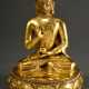 Feine sinotibetische Figur "Buddha in Vitarka Mudra", feuervergoldete Bronze mit polychromer Kaltbemalung, Boden geschlossen mit graviertem Doppel Vajra, H. 19,8cm, Bemalung partiell berieben - фото 1