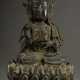 Sitzender Bodhisattva in Dharmachakra Mudra auf Lotosthron, China, Ming Dynastie, 2teilig, H. 30cm, partiell korrodiert, Loch in der Schulter - Foto 1