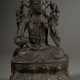 Chinesische Bodhisattva Avalokiteshvara / Guanyin Pusa mit Krone und Schmuck auf Kundika-Vase und Kalavinka-Vogel, in Vajrasana auf Lotossockel, Bronze, Ming Dynastie, H. 28cm, Krone beschädigt, Provenienz: ehem. Slg. Ot… - фото 1