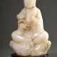 Helle Jade Figur "Sitzender Buddha mit Ruji Zepter" auf dunklem Holz Stand, Qing Dynastie, China, H. 21,2/24,2cm - Foto 1