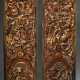 Paar chinesische Möbelschnitzereien mit vielfigurigen Szenen, Holz rot und gold gefasst, Kanton Anfang 20.Jh., 98x29,5cm, Altersspuren, etwas defekt - фото 1