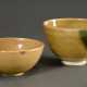 2 Diverse Teile japanische Keramik, 19./20.Jh.: 1 Ki Seto Chawan mit gelb-grüner Glasur auf hellem Scherben, Töpfermarke (H. 8cm, Ø 12cm) und 1 kleiner Seto Chawan mit beige Glasur auf hellem Scherben (H. 5,5cm, Ø 11,5cm… - photo 1