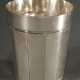 Französischer Becher in schlichter Art Deco Façon mit facettierter Wandung, MZ: SF mit Anker, um 1920/1930, Silber 950, 102g, H. 8cm, Ø 6,8cm - Foto 1