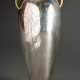 Versilberte Art Deco Vase mit graviertem Kastanienblätter Dekor und Messing Griffen, H. 37cm, Druckstellen, 1 Griff lose - photo 1