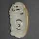 A WHITE JADE ARCHAISTIC `MYTHICAL BEAST` PLAQUE - Foto 1