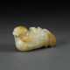 A WHITE AND RUSSET JADE FIGURE OF A RECUMBENT QUAIL - Foto 1