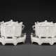 A PAIR OF MOLDED DEHUA ‘MARCO POLO’ CENSERS, COVERS AND STANDS - Foto 1