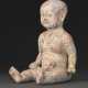 A VERY RARE PAINTED POTTERY FIGURE OF A SEATED BOY - Foto 1