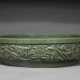 A MASSIVE AND VERY RARE CARVED SPINACH-GREEN JADE SHALLOW BASIN - Foto 1