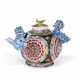 A FAMILLE ROSE MOLDED AND RETICULATED TEAPOT AND COVER - Foto 1