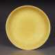 AN IMPERIAL YELLOW-GLAZED DISH - Foto 1