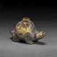 A GILT-BRONZE ZOOMORPHIC WATER DROPPER AND STOPPER - Foto 1