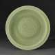 A CARVED LONGQUAN CELADON DISH - Foto 1