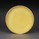 AN IMPERIAL YELLOW-GLAZED DISH - Foto 1