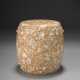 A SMALL FINELY ENAMELED FAUX-PUDDINGSTONE MODEL OF A DRUM - Foto 1