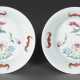 A PAIR OF SMALL FAMILLE ROSE `BATS AND FLOWERS` DISHES - Foto 1