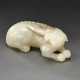 A WELL-CARVED WHITE JADE FIGURE OF A RECUMBENT DOG - Foto 1