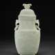 A WHITE JADE ARCHAISTIC VASE AND COVER - Foto 1