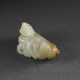 AN UNUSUAL PALE GREENISH-GREY JADE CARVING OF A FOREIGNER WITH BUDDHIST LION - Foto 1