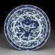 A RARE LARGE BLUE AND WHITE `DRAGON` DISH - фото 1