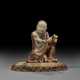 A WELL-CARVED SOAPSTONE FIGURE OF A SEATED LUOHAN - Foto 1