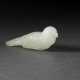 A WELL-CARVED WHITE JADE FIGURE OF A RECUMBENT BIRD - Foto 1