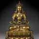 A VERY RARE AND FINELY-CAST IMPERIAL GILT-BRONZE FIGURE OF SEATED AMITAYUS - Foto 1