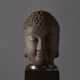 A LARGE CAST IRON HEAD OF BUDDHA - Foto 1