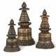 A GROUP OF THREE BRONZE KADAMPA STUPAS - Foto 1