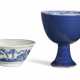 A SMALL BLUE AND WHITE CUP AND AN UNDERGLAZE-BLUE-DECORATED BLUE-GLAZED STEM CUP - Foto 1