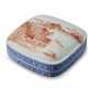 AN IRON-RED AND UNDERGLAZE-BLUE-DECORATED SQUARE BOX AND COVER - Foto 1
