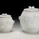 TWO DEHUA DRUM-FORM MOLDED JARS AND COVERS - Foto 1
