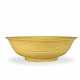 AN INCISED YELLOW-GLAZED SHALLOW BOWL - Foto 1