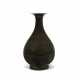 A BLACK-GLAZED PEAR-SHAPED BOTTLE VASE - Foto 1