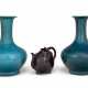 TWO TURQOUISE-GLAZED VASES AND AN AUBERGINE-GLAZED 'CADOGAN' TEAPOT - фото 1