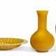 A YELLOW GLASS BRACKET-LOBED DISH AND TWO YELLOW GLASS VASES - Foto 1