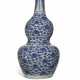 A CHINESE BLUE AND WHITE DOUBLE GOURD VASE - Foto 1