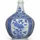 A JAPANESE LARGE BLUE AND WHITE ARITA APOTHECARY BOTTLE - фото 1