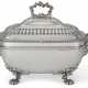 A GEORGE III SILVER SOUP TUREEN AND COVER - Foto 1