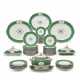 A CHAMBERLAIN'S WORCESTER GREEN-GROUND CRESTED DINNER SERVICE - Foto 1