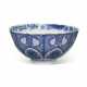 A CHINESE PORCELAIN BLUE AND WHITE 'LOTUS' BOWL - Foto 1