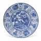 A LARGE CHINESE EXPORT PORCELAIN BLUE AND WHITE 'KRAAK' CHARGER - фото 1